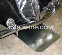 Oil drip pan below the car on the floor 7/11/15CV+HY